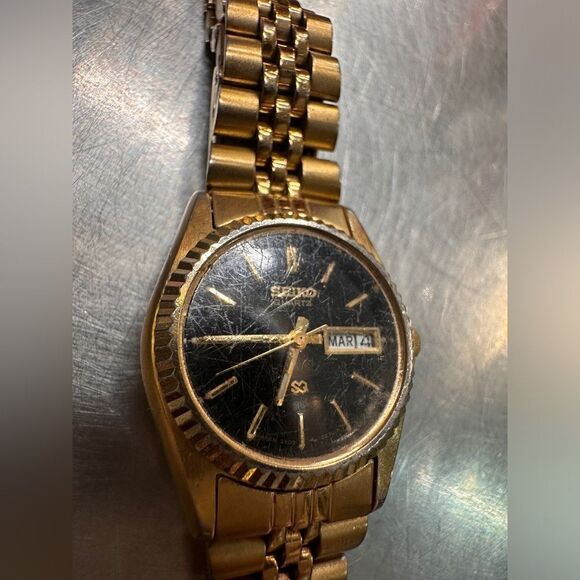 Vintage Seiko Gold-Tone Day-Date
Watch - Needs Battery - Picture 4 of 17